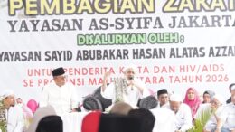 Habib Abubakar Bin Hasan Alatas Azzabidi Didampingi Wali Kota Ternate Saat Pembagian Zakat