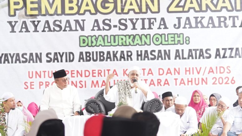 Habib Abubakar Bin Hasan Alatas Azzabidi Didampingi Wali Kota Ternate Saat Pembagian Zakat