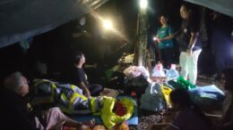 Sekda Saat Meninjau Pengungsi