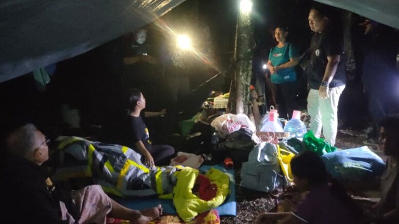 Sekda Saat Meninjau Pengungsi