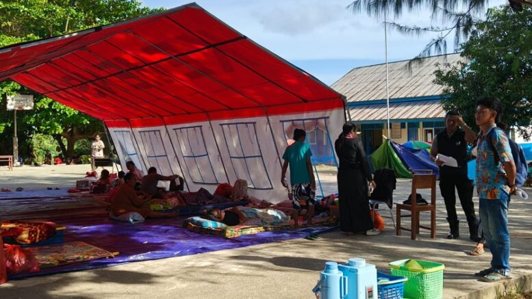 Pelayanan Kesehatan ke Warga Batang Dua di Posko Pengungsian