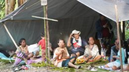 Warga Batang Dua di Lokasi Pengungsian