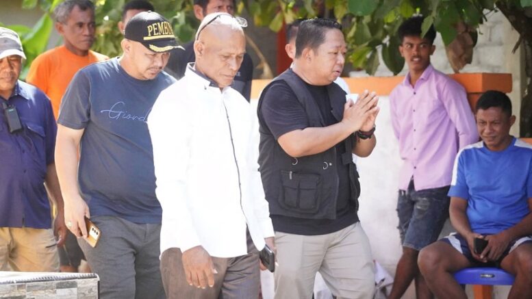 Sekda Kota Ternate Rizal Marsaoly Saat Memantau Langsung Kondisi Warga di Batang Dua