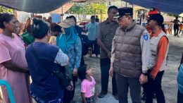 Wali Kota di dampingi Ketua TP-PKK Kota Ternate Menyambangi Warga di Tempat Pengungsian