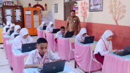 Sekda Kota Ternate Saat Memantau Pelaksanaan TKA Salah Satu SD di Ternate