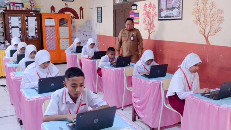 Sekda Kota Ternate Saat Memantau Pelaksanaan TKA Salah Satu SD di Ternate