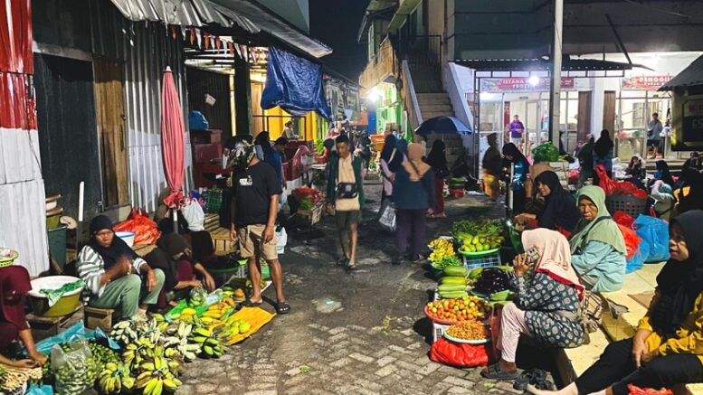 Pedagang Tebar Saat Berjualan di Lokasi Baru
