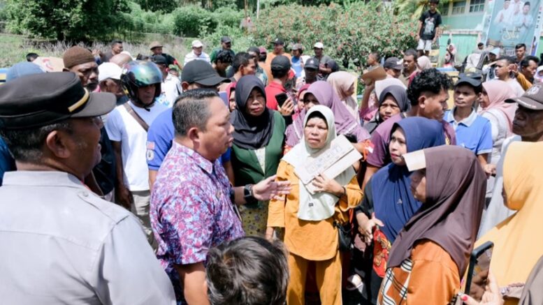 Sekda Saat Menemui Warga yang Menggelar Aksi