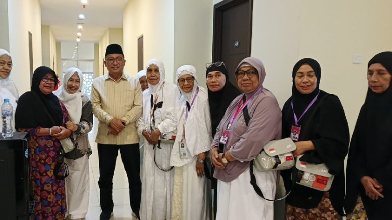 Wali Kota Bersama Istri Saat Meninjau Langsung di Embarkasi Makasar