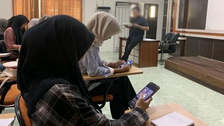Penggunaan Ponsel Saat Dalam Ruangan Belajar
