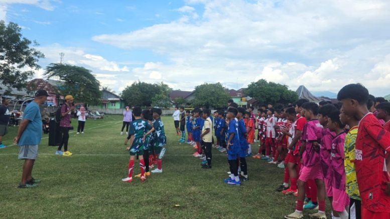 Motivasi dari Legenda Timnas Rochy Putiray ke Pemain Muda SSB IM Ternate
