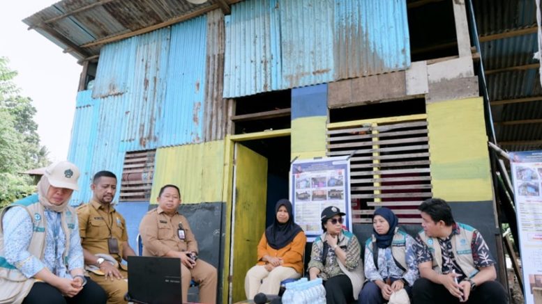 Launching Program BSPS di Salah Satu Rumah Penerima Manfaat yang ada di Kelurahan Kastela