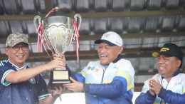 Penyerahan Trophy Juara Umum ke Wali Kota Ternate