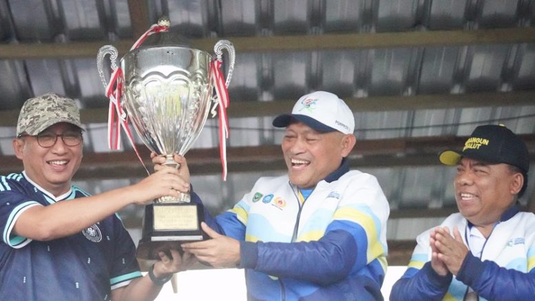 Penyerahan Trophy Juara Umum ke Wali Kota Ternate