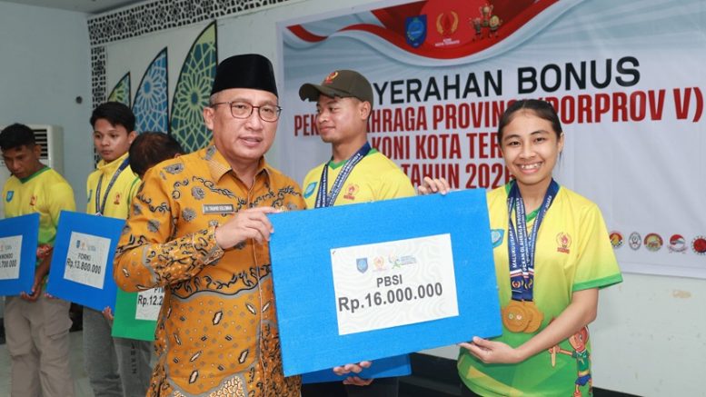 Wali Kota Serahkan Bonus ke Atlet