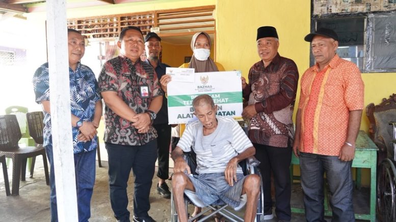 Sekda Serahkan Kursi Roda
