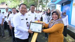 Sekda Serahkan Bantuan RTLH