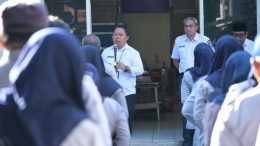 Sekda Ternate Rizal Marsaoly Saat Memimpin Apel di Dishub