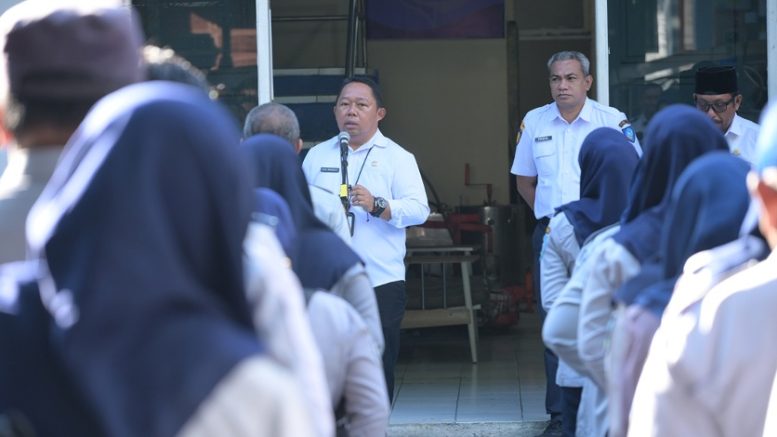 Sekda Ternate Rizal Marsaoly Saat Memimpin Apel di Dishub