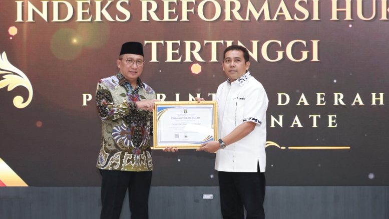 Wali Kota Terima Penghargaan
