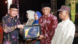 Penyerahan Penghargaan Kepada Alm. Haji Bur