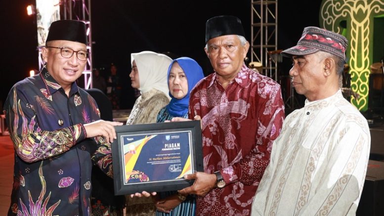 Penyerahan Penghargaan Kepada Alm. Haji Bur