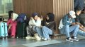 Penumpang Yang Menunggu di Bandara Babullah