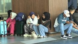 Penumpang Yang Menunggu di Bandara Babullah